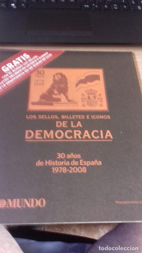 Libros antiguos: Libro de sellos, billetes e iconos de la democracia completo - Foto 4