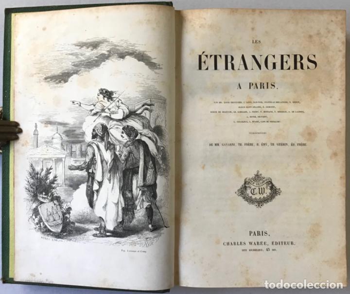 Libros antiguos: LES &Eacute;TRANGERS A PARIS. - VV.AA. - Foto 2