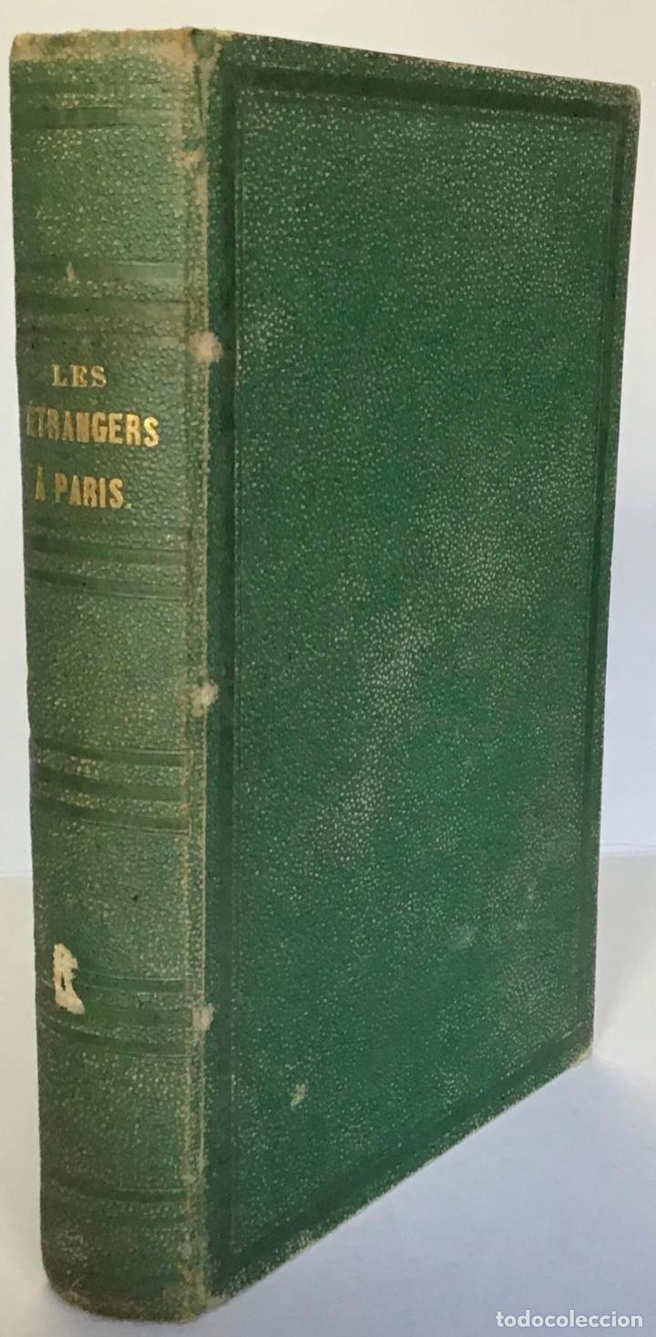 Libros antiguos: LES &Eacute;TRANGERS A PARIS. - VV.AA. - Foto 1