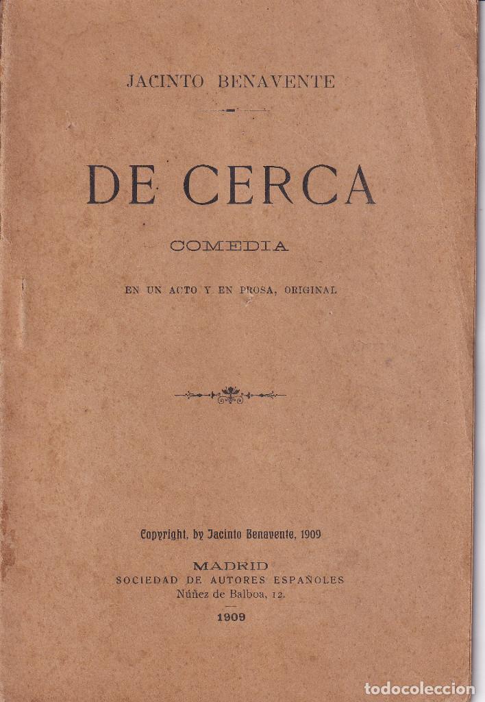 Libros antiguos: JACINTO BENAVENTE - DE CERCA- COMEDIA EN UN ACTO 1909 - Foto 1