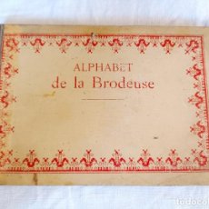 Libros antiguos: ANTIGUO LIBRO ALPHABET DE LA BRODEUSE DE TIPOGRAFÍAS. Lote 276281193