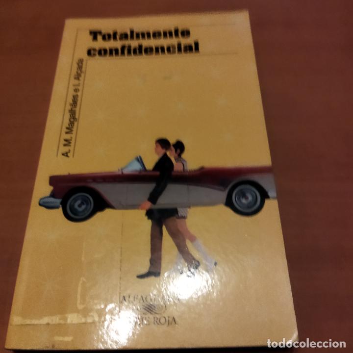 Libros antiguos: Totalmente confidencial - Foto 1