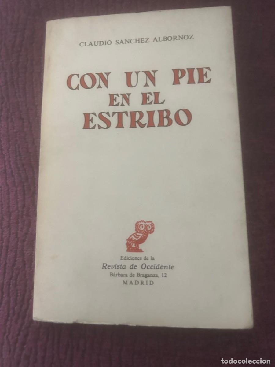 Libros antiguos: CON UN PIE EN EL ESTRIBO. CLAUDIO SANCHEZ ALBORNOZ. - Foto 1