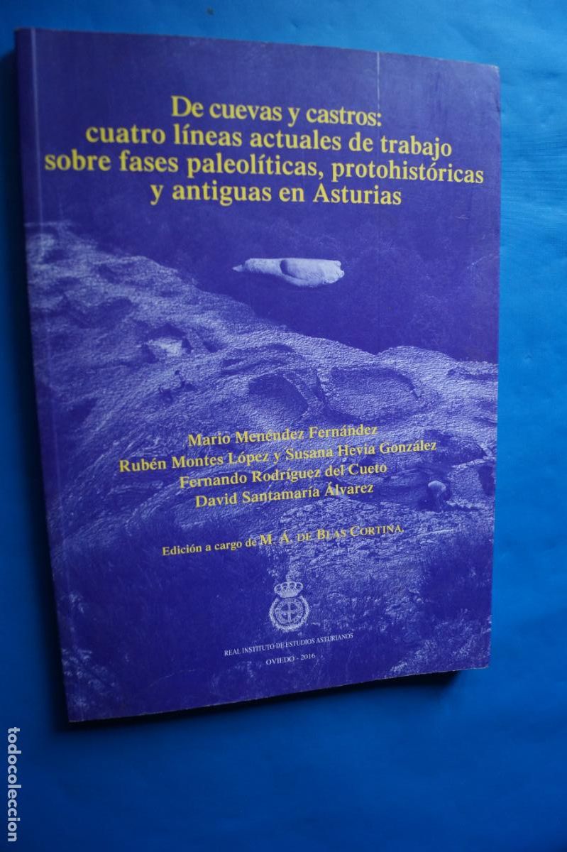 Libros antiguos: DE CUEVAS Y CASTROS: FASES PALEOLITICAS, PROTOHISTORICAS Y ANTIGUAS EN ASTURIAS. VV.AA