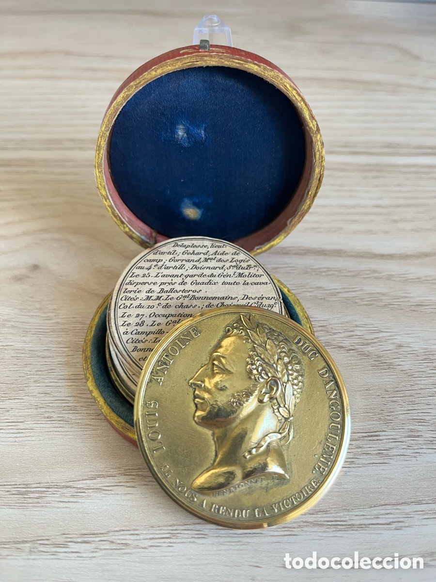 Libros antiguos: Medalla libro miniatura del duc dAngoul&ecirc;me 1823 tipo Polvera Constituci&oacute;n Cadiz Rep&uacute;blica