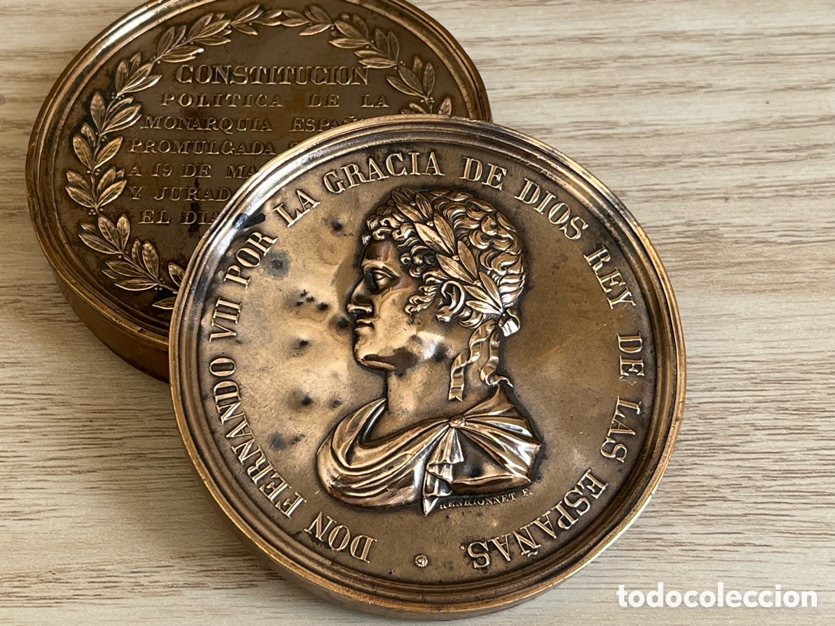 Libros antiguos: Polvera Constituci&oacute;n espa&ntilde;ola 1812 C&aacute;diz La Pepa caja medalla sin libro
