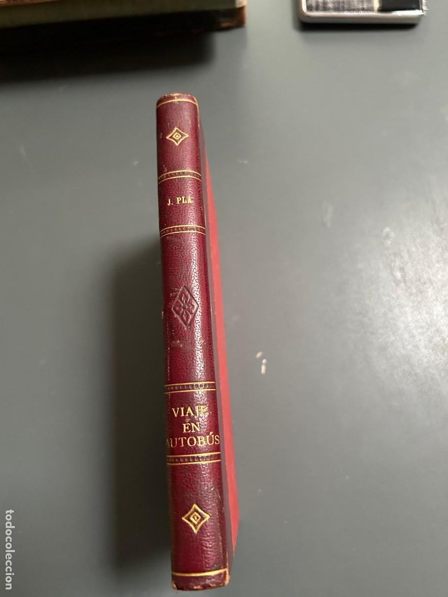 Libros antiguos: UN VIAJE EN AUTOBUS. JOSE PL&Aacute;. 1&ordf; EDICI&Oacute;N. 1942. BONITA ENCUADERNACI&Oacute;N.