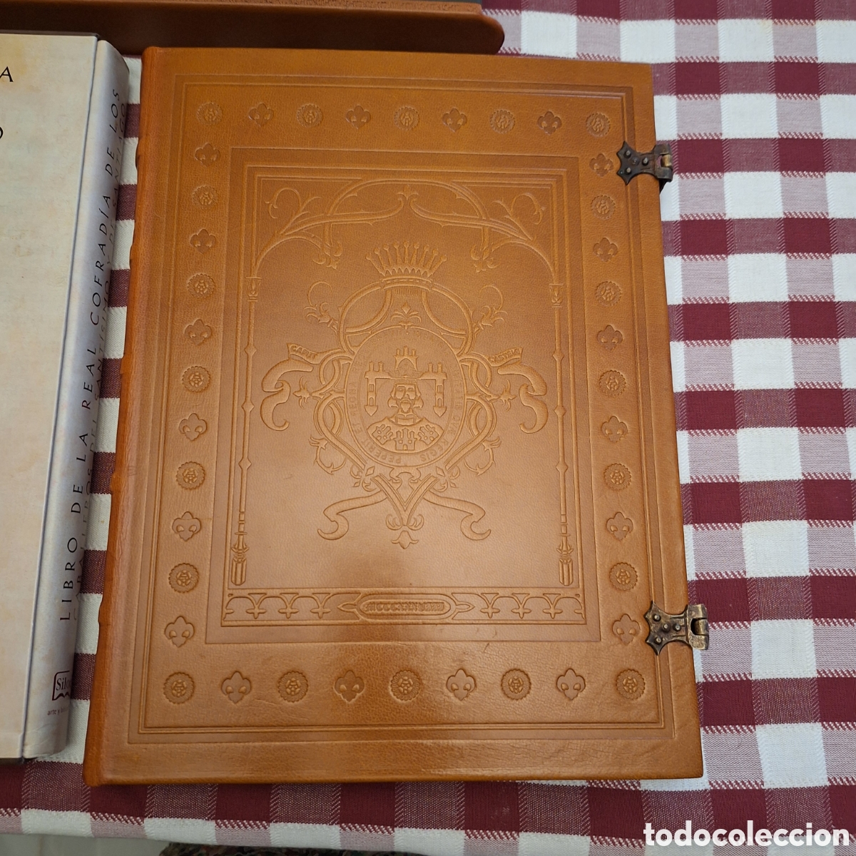 Libros antiguos: facs&iacute;mil del Libro de la Real Cofrad&iacute;a de los Caballeros del Sant&iacute;simo y de Santiago - Foto 2