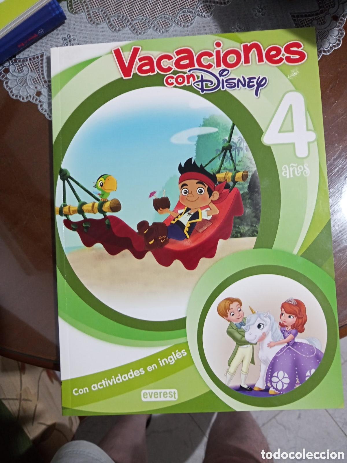 Libros: Vacaciones con Disney (4 a&ntilde;os). Buen estado.