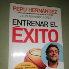 Coleccionismo deportivo: PEPU HERNÁNDEZ Y LUÍS FERNANDO LÓPEZ - ENTRENAR EL ÉXITO - AUTÓGRAFO PEPU. Lote 312873778