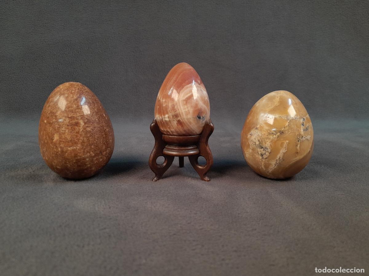 Libros: LOTE DE TRES HUEVOS ORNAMENTALES EN ARAGONITO CON UNA PEANA DE MADERA NOBLE. SIGLO XX.