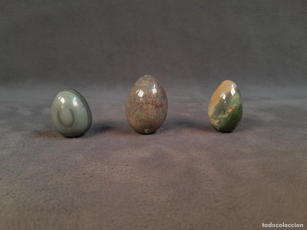 Livres: LOTE DE TRES HUEVOS EN PIEDRAS DURAS POL&Iacute;CROMAS VARIADAS. MADAGASCAR.SIGLO XX.