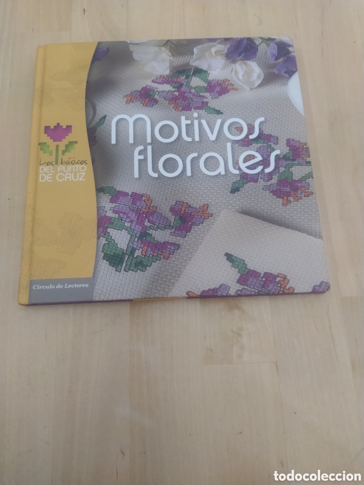 Libros: LOS BASICOS DE PUNTO DE CRUZ MOTIVOS FLORALES - CIRCULO DE LECTORES - Foto 1