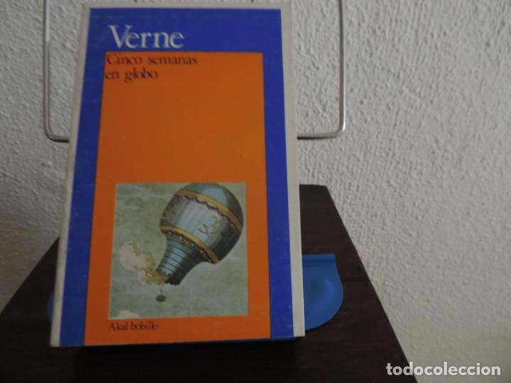 Libros de segunda mano: Cinco semanas en globo (Julio Verne) Editorial Akal - Foto 1