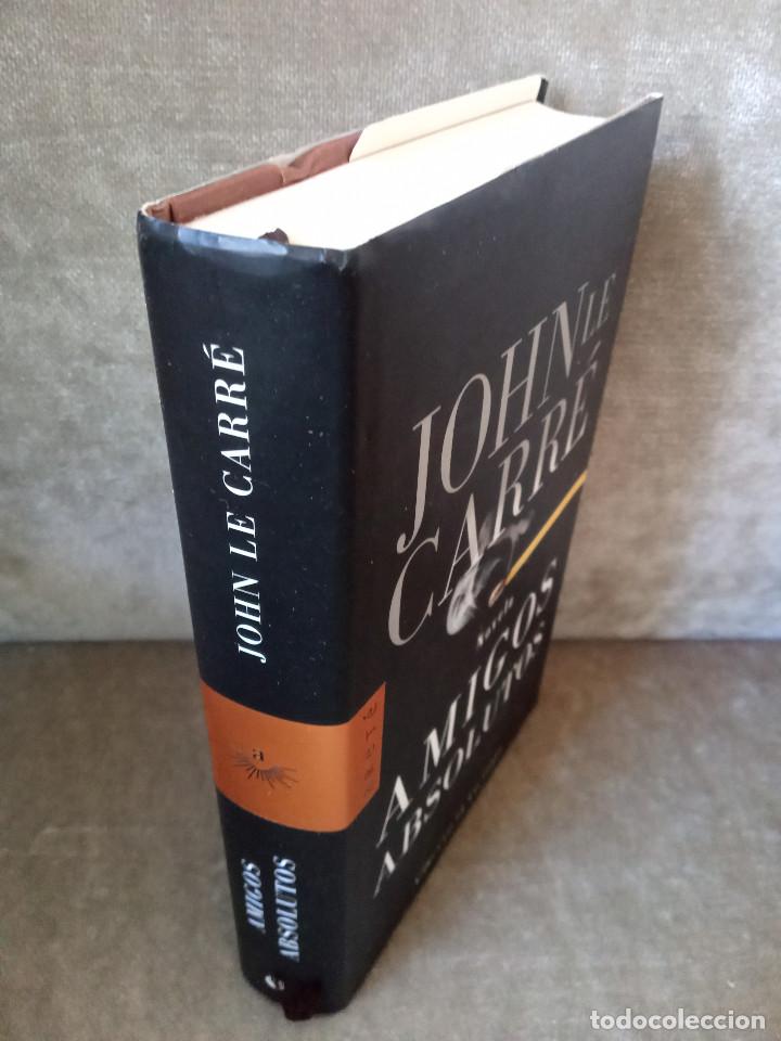 Libros de segunda mano: JOHN LE CARR&Eacute; - AMIGOS ABSOLUTOS - C&Iacute;RCULO DE LECTORES, 2004 - Foto 2