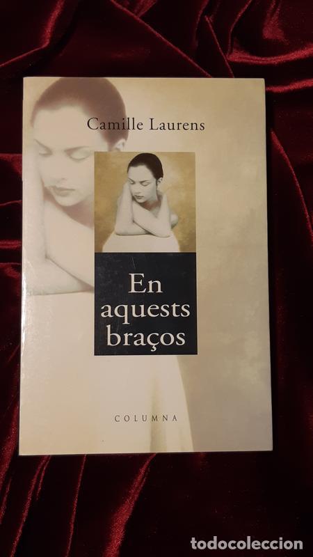 Libros de segunda mano: EN AQUESTS BRA&Ccedil;OS - Camille Laurens - Columna 2001 - Foto 1