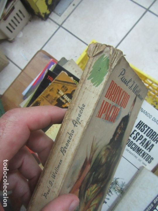 Libros de segunda mano: Broncho apache, Paul J. Wellman. L.9601-537 - Foto 2