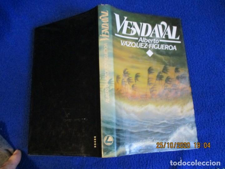 Libros de segunda mano: VENDAVAL Alberto Vazquez Figueroa C&iacute;rculo de Lectores 1986 - Foto 2