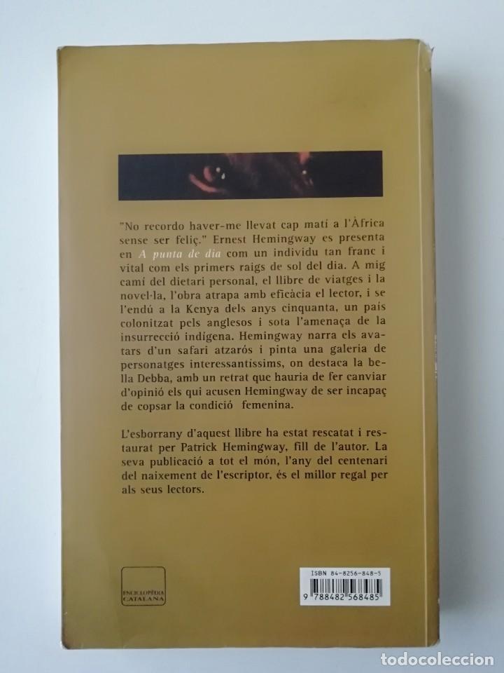Libros de segunda mano: A punta de dia (catal&aacute;n) True at first light - Ernest Hemingway - Ed. Proa 1999 - Foto 2