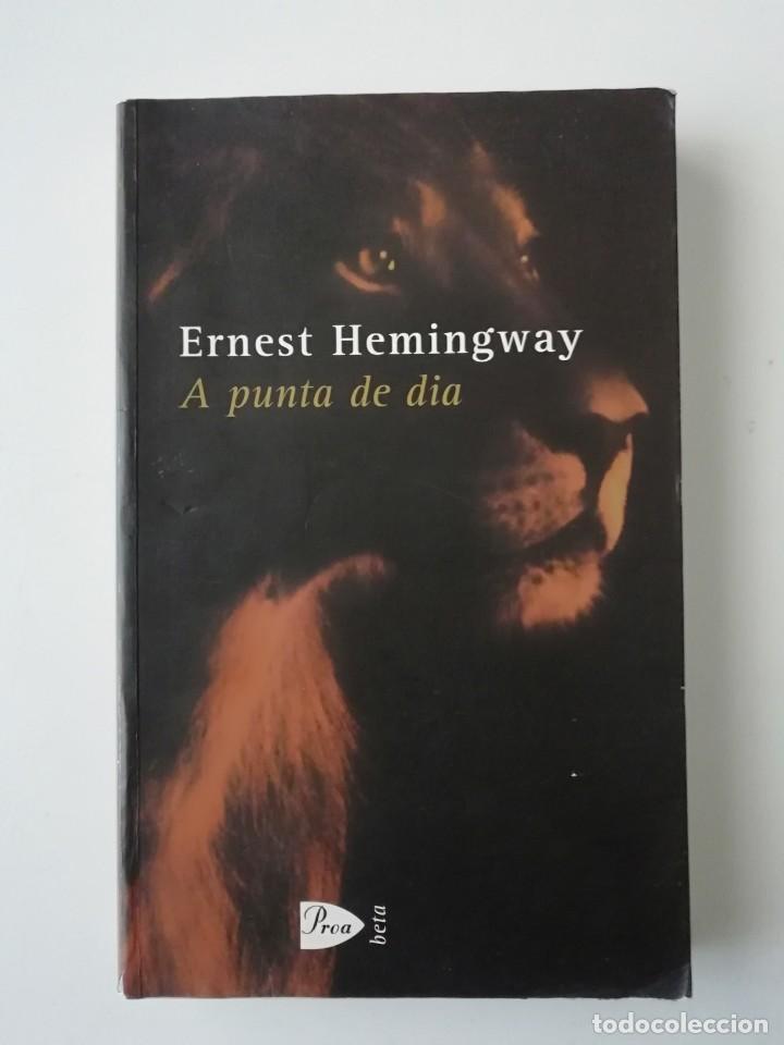 Libros de segunda mano: A punta de dia (catal&aacute;n) True at first light - Ernest Hemingway - Ed. Proa 1999 - Foto 1