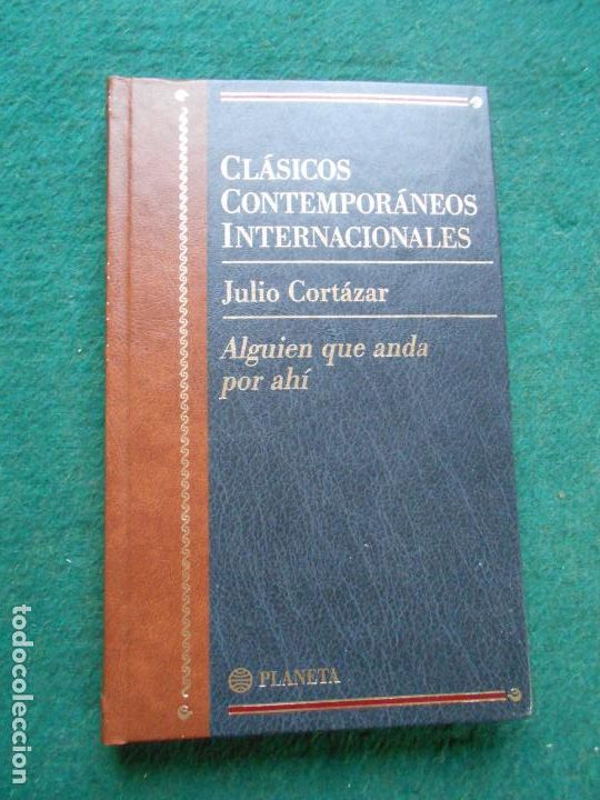 Libros de segunda mano: CLASICOS CONTEMPORANEOS INTERNACIONALES PLANETA JULIO CORTAZAR ALGUIEN QUE ANDA POR AH&Iacute;