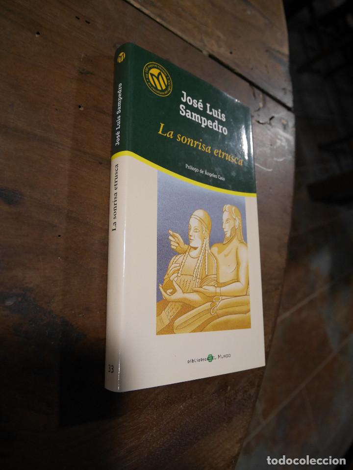 Libros de segunda mano: La sonrisa etrusca, Jos&eacute; Luis Sampedro. - Foto 1