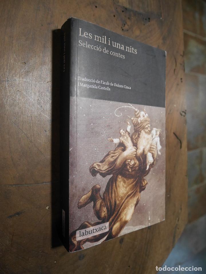Libros de segunda mano: Les mil i una nits, selecci&oacute; de contes, en catalan. - Foto 1