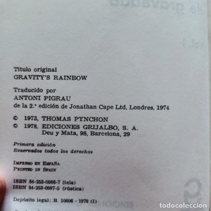 Libros de segunda mano: THOMAS PYNCHON - EL ARCO IRIS DE GRAVEDAD (2 TOMOS) - GRIJALBO - Foto 2