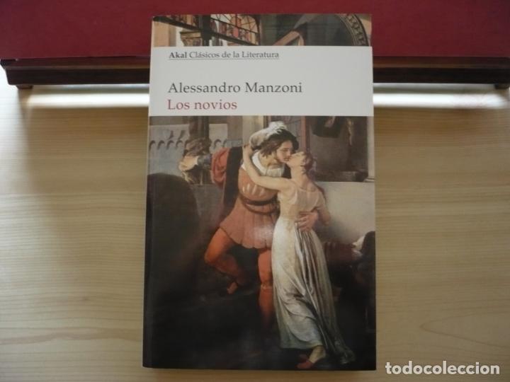 Libros de segunda mano: Los Novios. Alessandro Manzoni. Ediciones Akal, 2005. - Foto 5