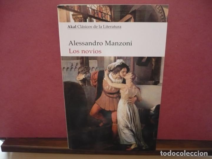 Libros de segunda mano: Los Novios. Alessandro Manzoni. Ediciones Akal, 2005. - Foto 1