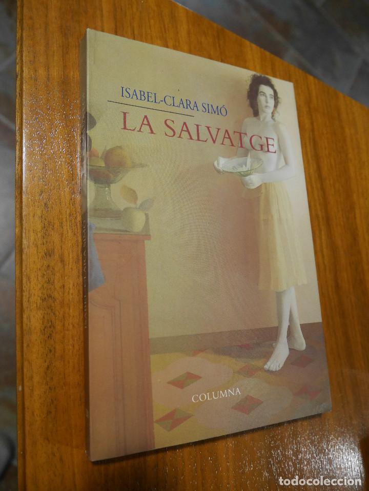 Libros de segunda mano: La Salvatge, Isabel - Clara Sim&oacute;, en catalan. - Foto 1
