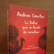 Libros de segunda mano: ANDREA CAMILLERI - LA LIEBRE QUE SE BURLÓ DE NOSOTROS - DUOMO 2019 (1ª EDICIÓN). Lote 379804729