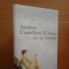 Libros de segunda mano: ANDREA CAMILLERI - EL BESO DE LA SIRENA - DESTINO 2008 (1ª EDICIÓN). Lote 386855289