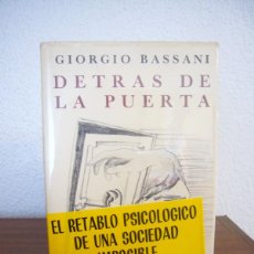 Libros de segunda mano: GIORGIO BASSANI: DETRÁS DE LA PUERTA. TRAD. DE SERGIO PITOL (SEIX BARRAL, 1969) PRIMERA EDICIÓN. Lote 389397509