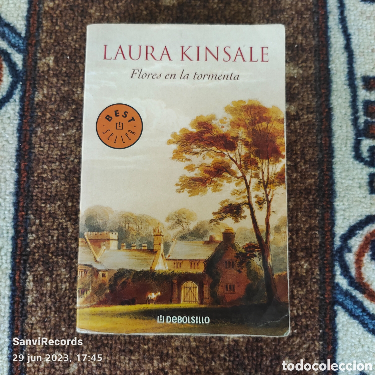 Libros de segunda mano: FLORES EN LA TORMENTA (LAURA KINSALE) (DEBOLSILLO) - Foto 1