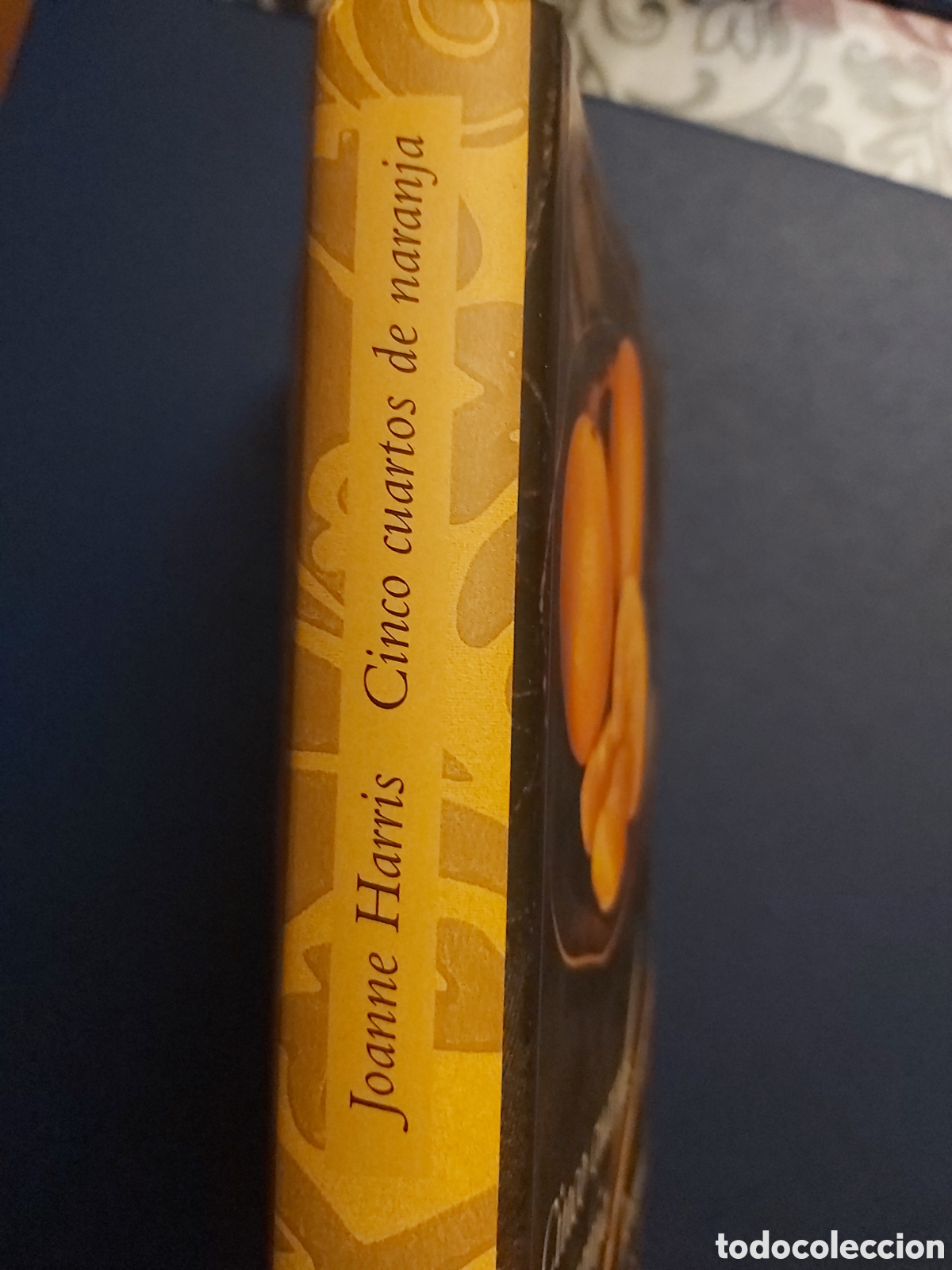 Libros de segunda mano: CINCO CUARTOS DE NARANJA # JOANNE HARRIS # C&Iacute;RCULO DE LECTORES # 2001 - Foto 2