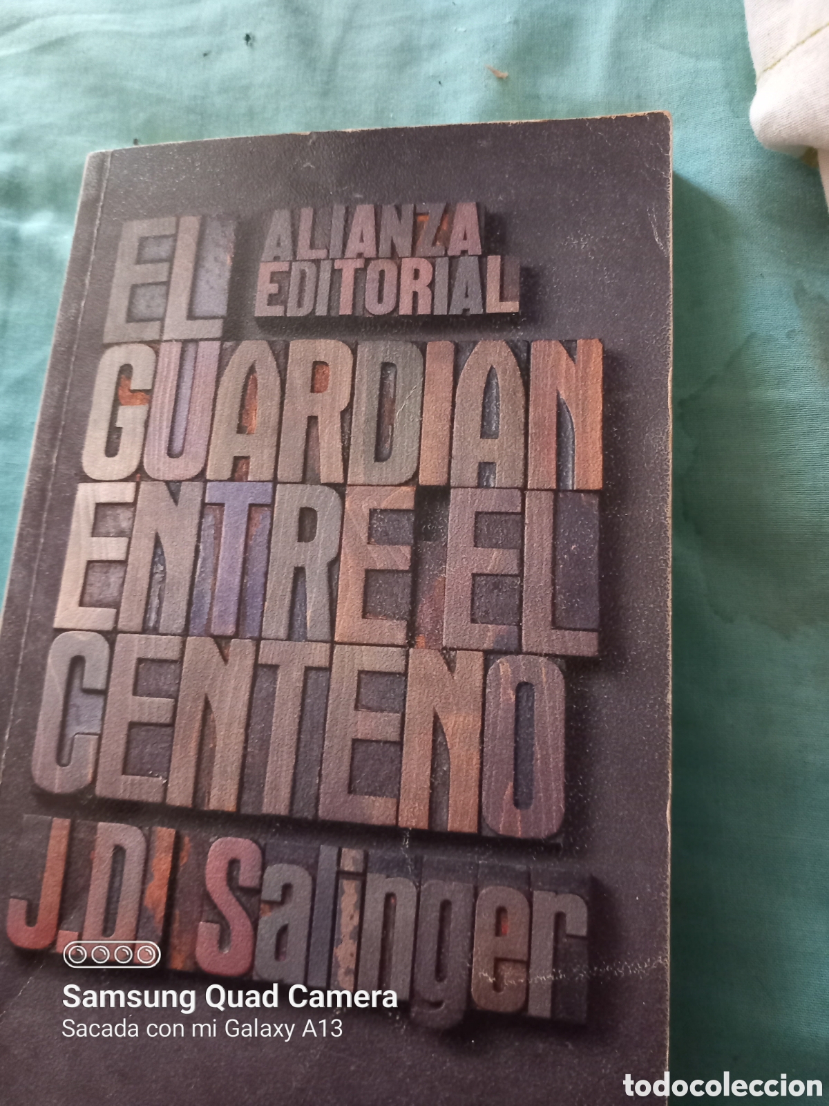 Libros de segunda mano: El guardi&aacute;n entre el centeno. J.D Salinger - Foto 1