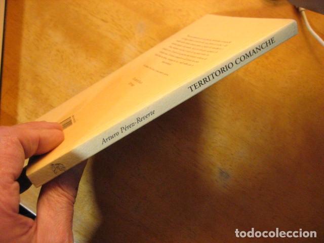 Libros de segunda mano: Territorio Comanche (PRIMERA EDICION) - P&eacute;rez-Reverte, Arturo ( DEFECTO ) - Foto 2
