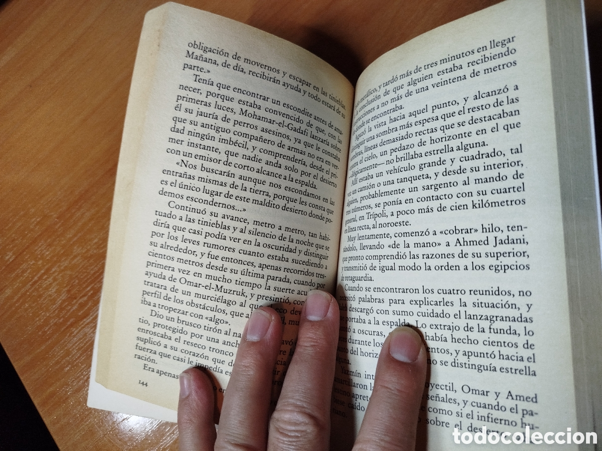 Libros de segunda mano: Matar a gadafi. Alberto V&aacute;zquez Figueroa. De bolsillo - Foto 3