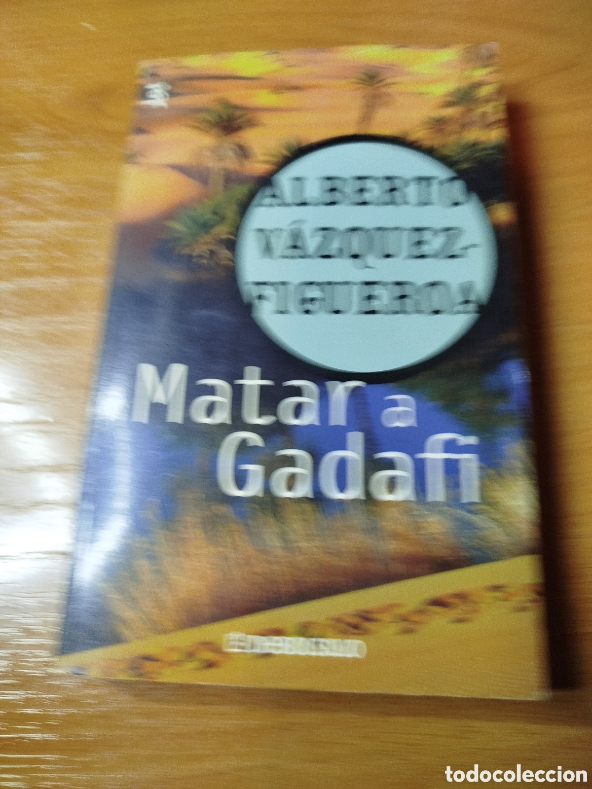 Libros de segunda mano: Matar a gadafi. Alberto V&aacute;zquez Figueroa. De bolsillo - Foto 1