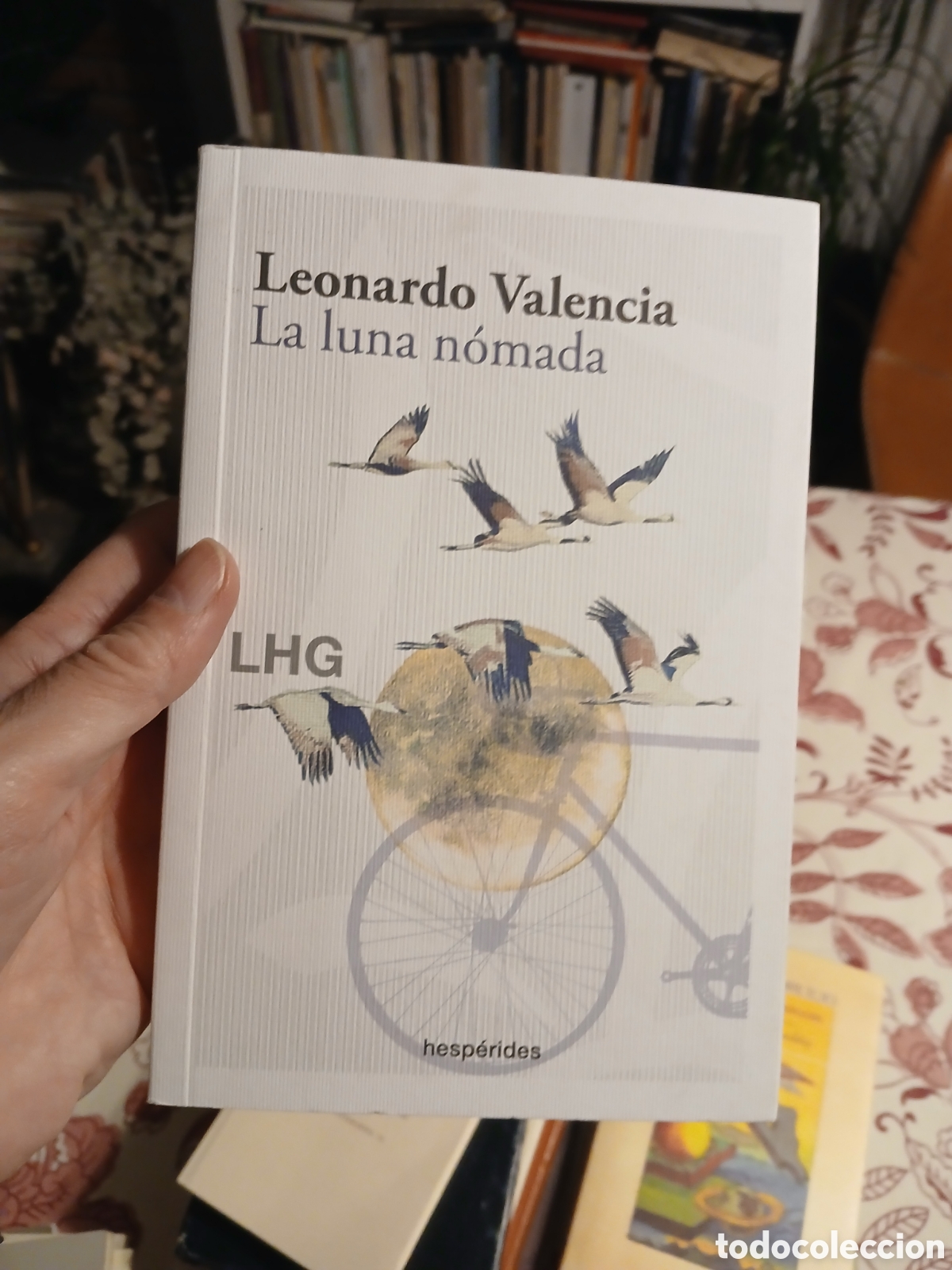 Libros de segunda mano: La luna n&oacute;mada, Leonardo Valencia - Foto 1