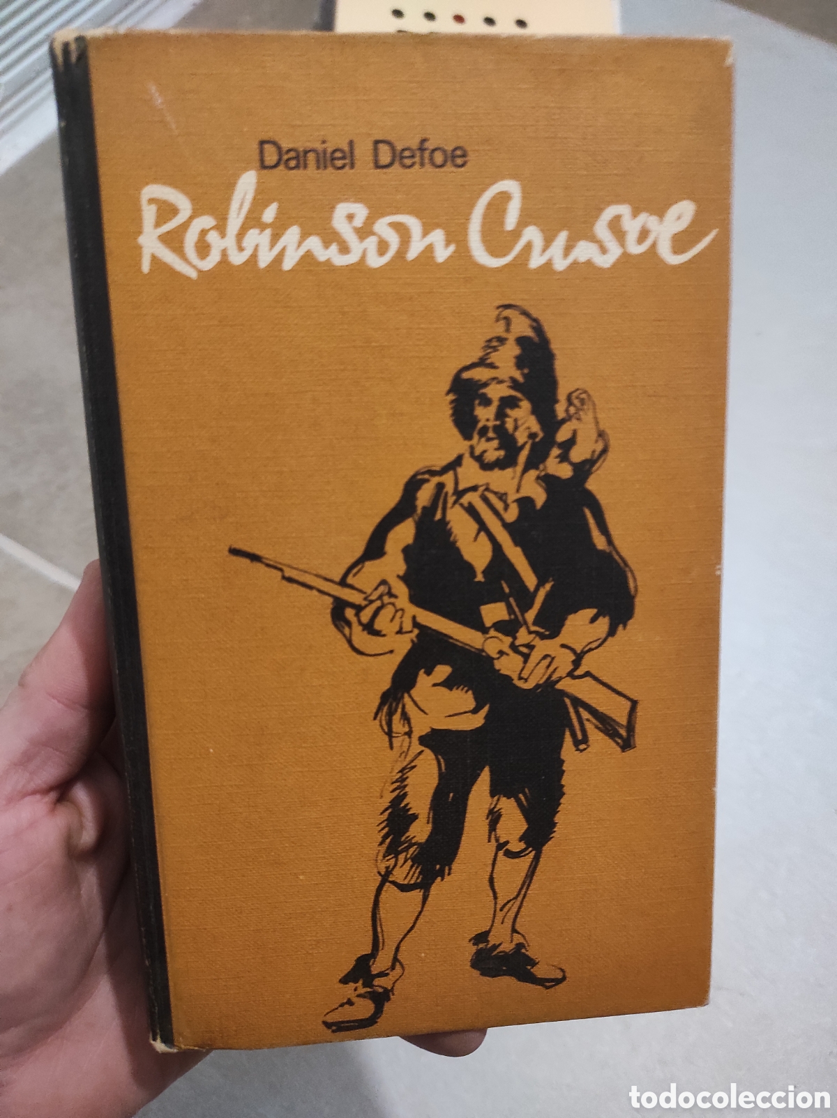 Libros de segunda mano: ROBINSON CRUSOE - DANIEL DEFOE / CIRCULO LECTORES (PEDIDO MINIMO 5&euro;) - Foto 1
