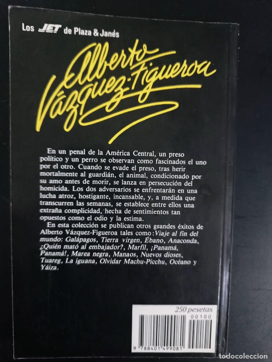 Libros de segunda mano: El perro Como un perro rabioso Alberto V&aacute;zquez-Figueroa - Foto 2