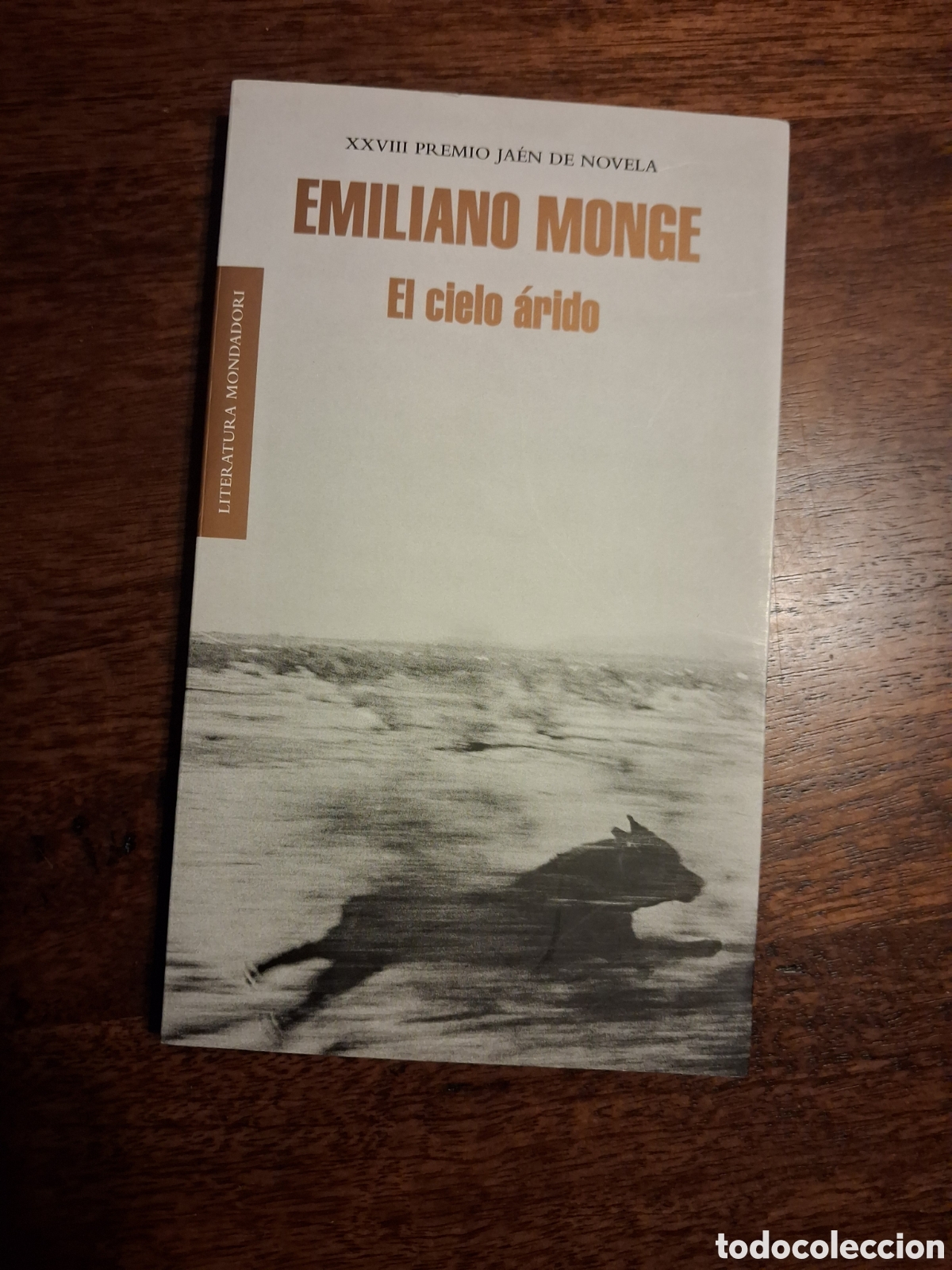 Libros de segunda mano: El cielo &aacute;rido, Emiliano Monge - Foto 1