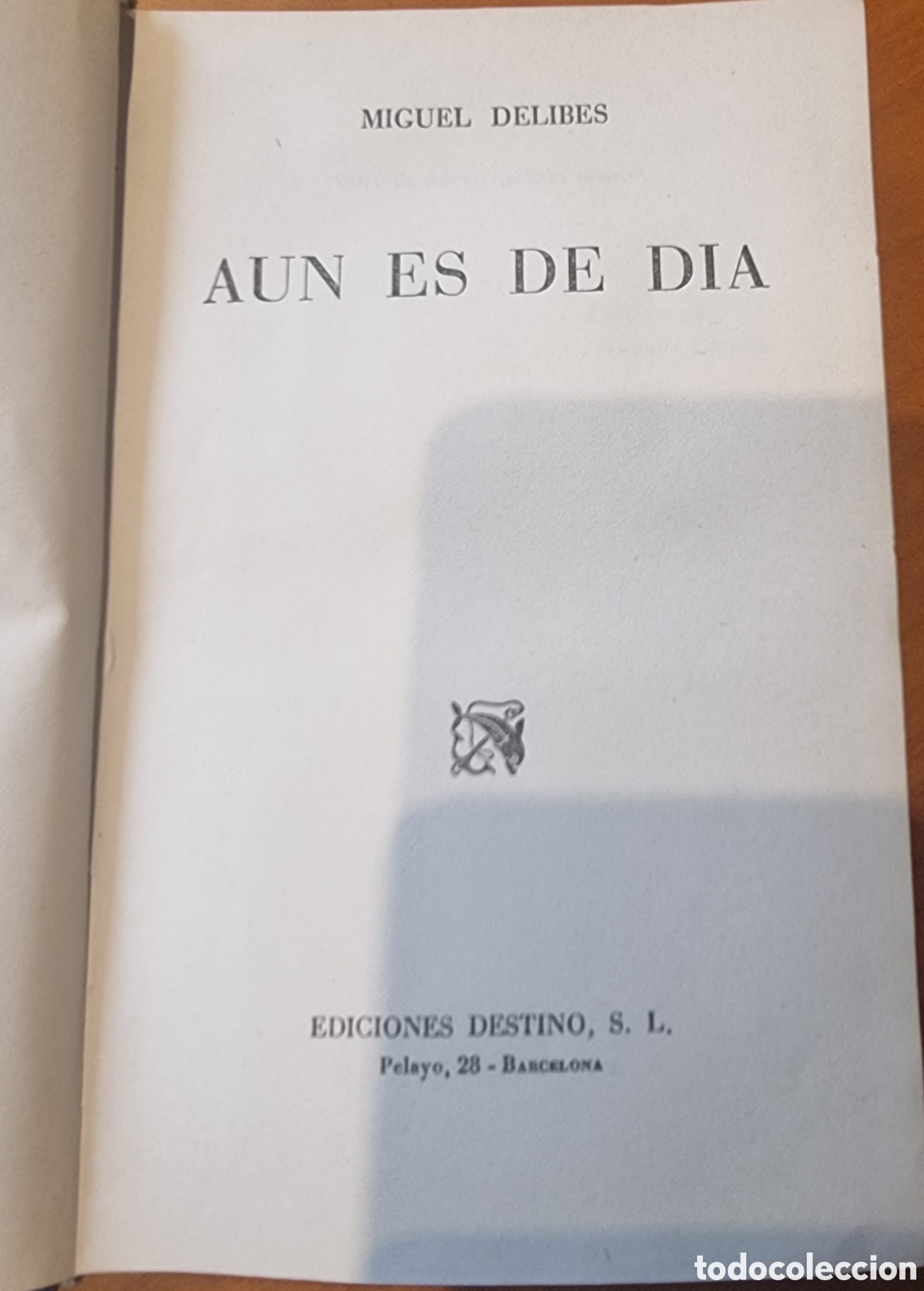 Libros de segunda mano: Miguel Delibes A&uacute;n es de D&iacute;a primera edici&oacute;n dedicatoria de Delibes Valladolid