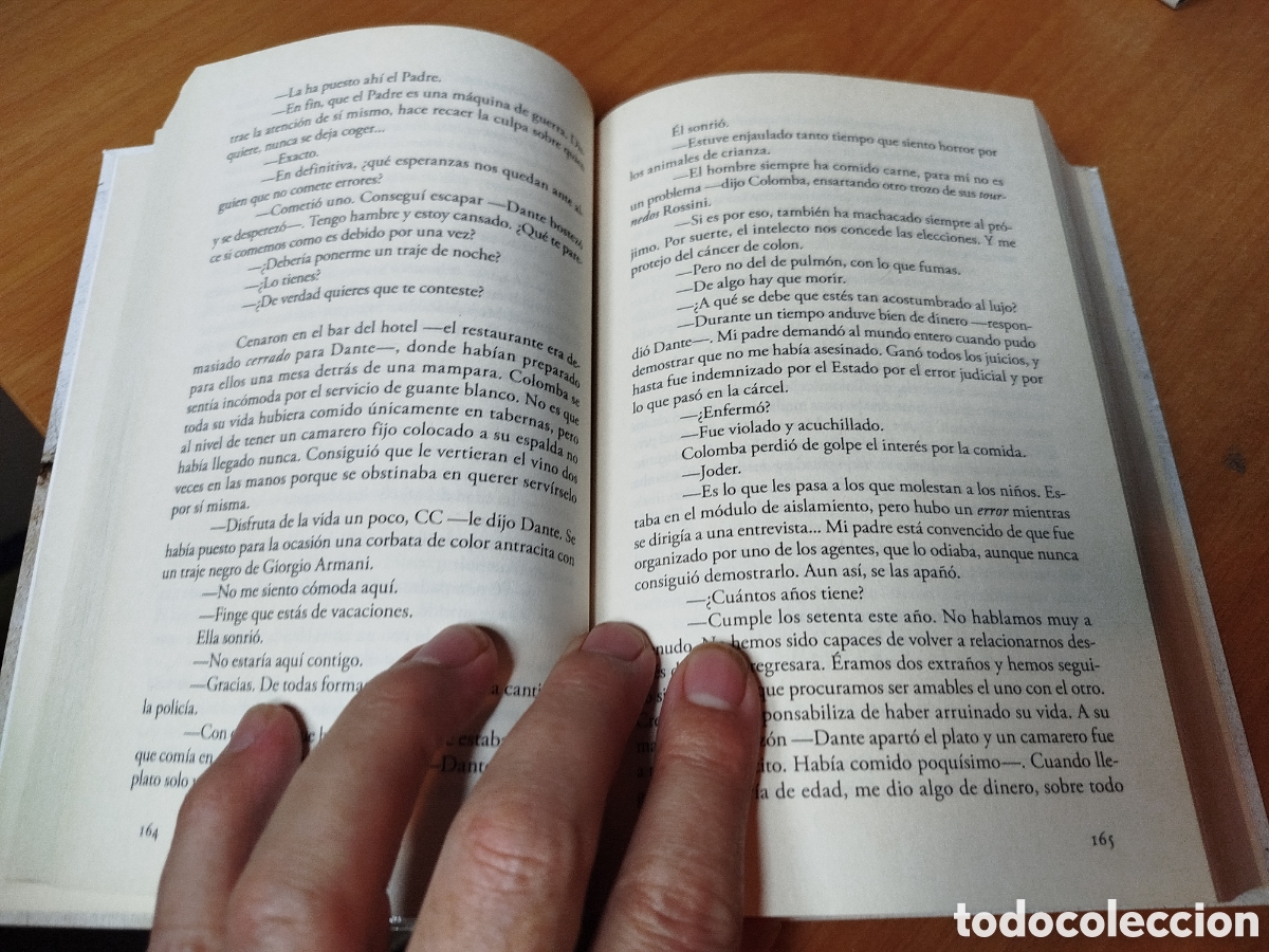 Libros de segunda mano: No est&aacute; solo. Sandrone Dazieri. - Foto 2