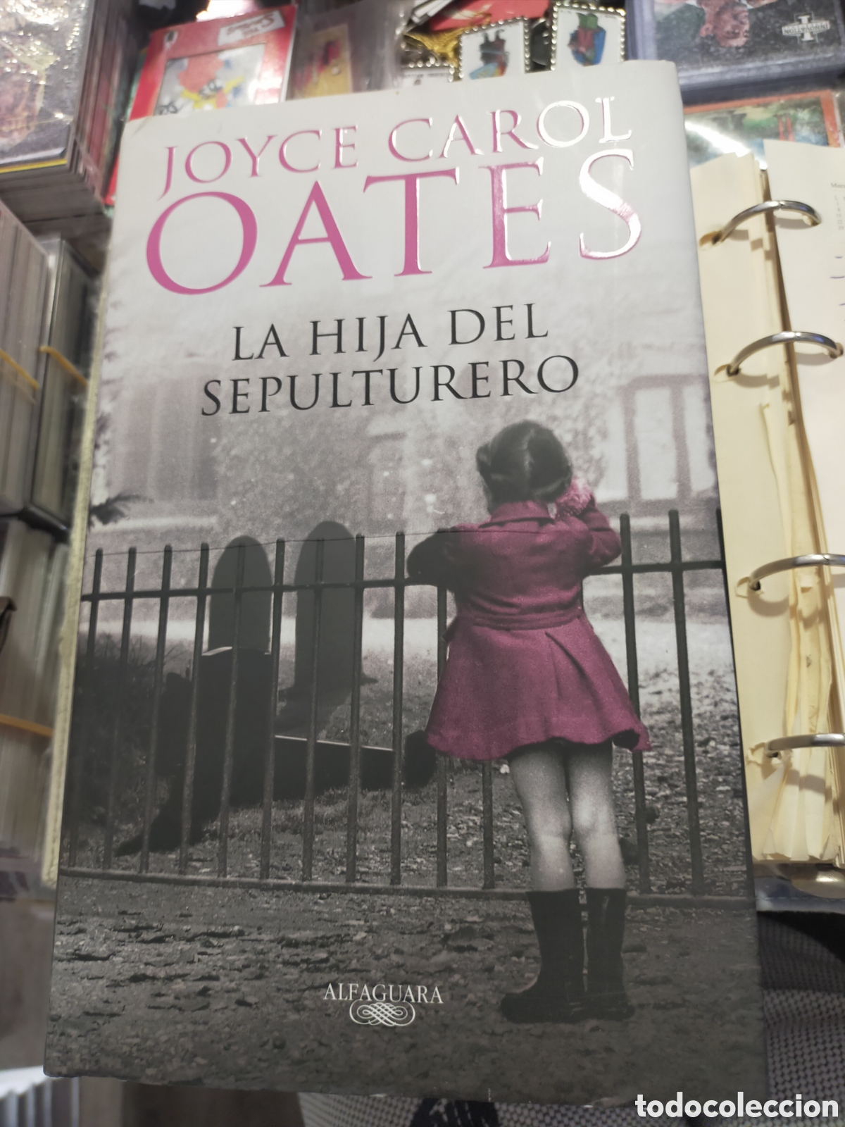 Libros de segunda mano: LA HIJA DEL SEPULTURERO JOYCE CAROL OATES ALFAGUARA TAPA DURA COMO NUEVO
