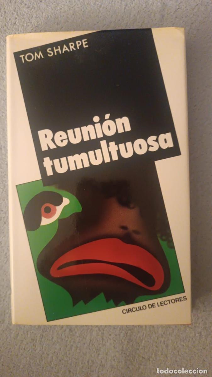 Libros de segunda mano: Reuni&oacute;n tumultuosa - Tom Sharpe (Edici&oacute;n C&iacute;rculo de Lectores) Tapa dura