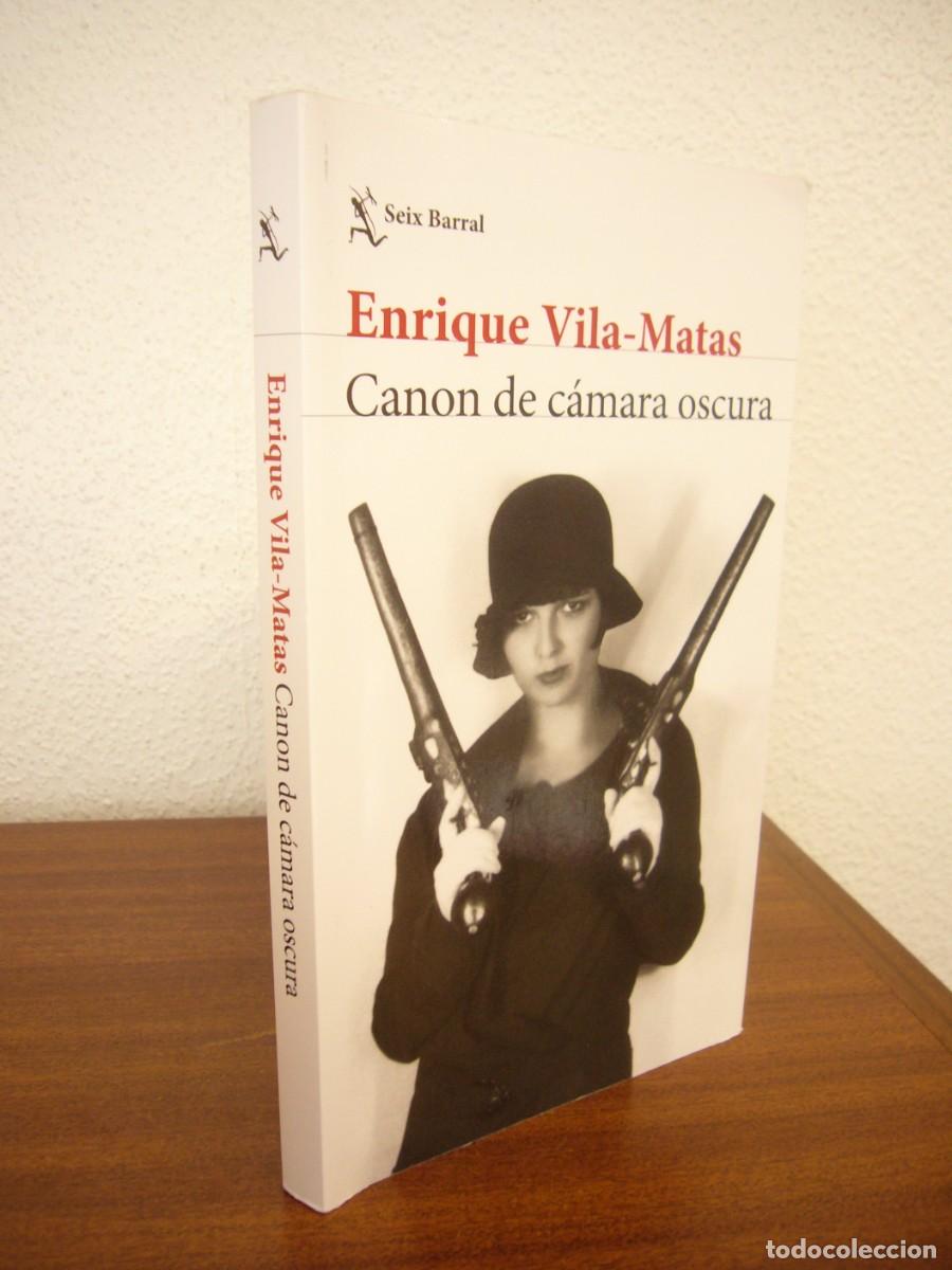 Libros de segunda mano: ENRIQUE VILA-MATAS: CANON DE C&Aacute;MARA OSCURA (SEIX BARRAL, 2025) MUY BUEN ESTADO