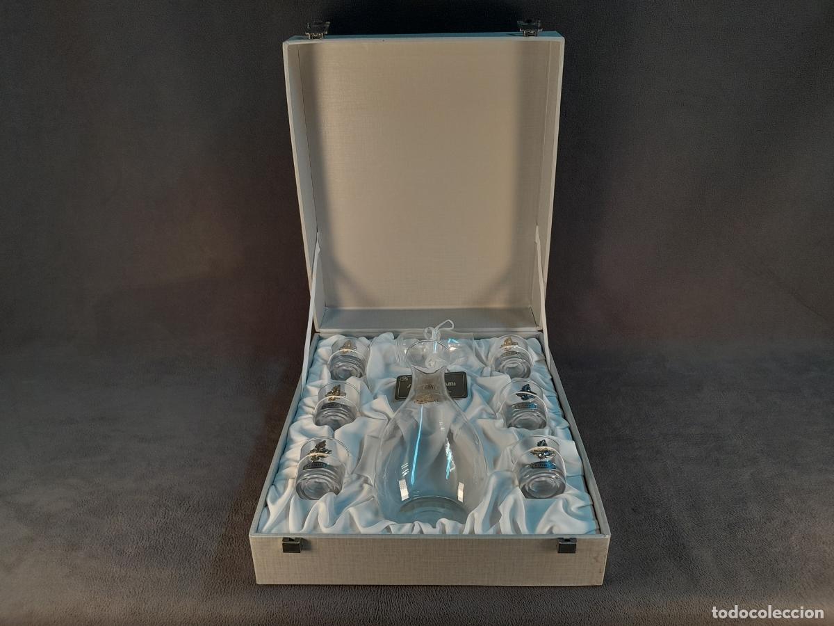 books: JUEGO DE LICORERA CON VASOS EN CRISTAL Y PLATA. SIGLO XX.